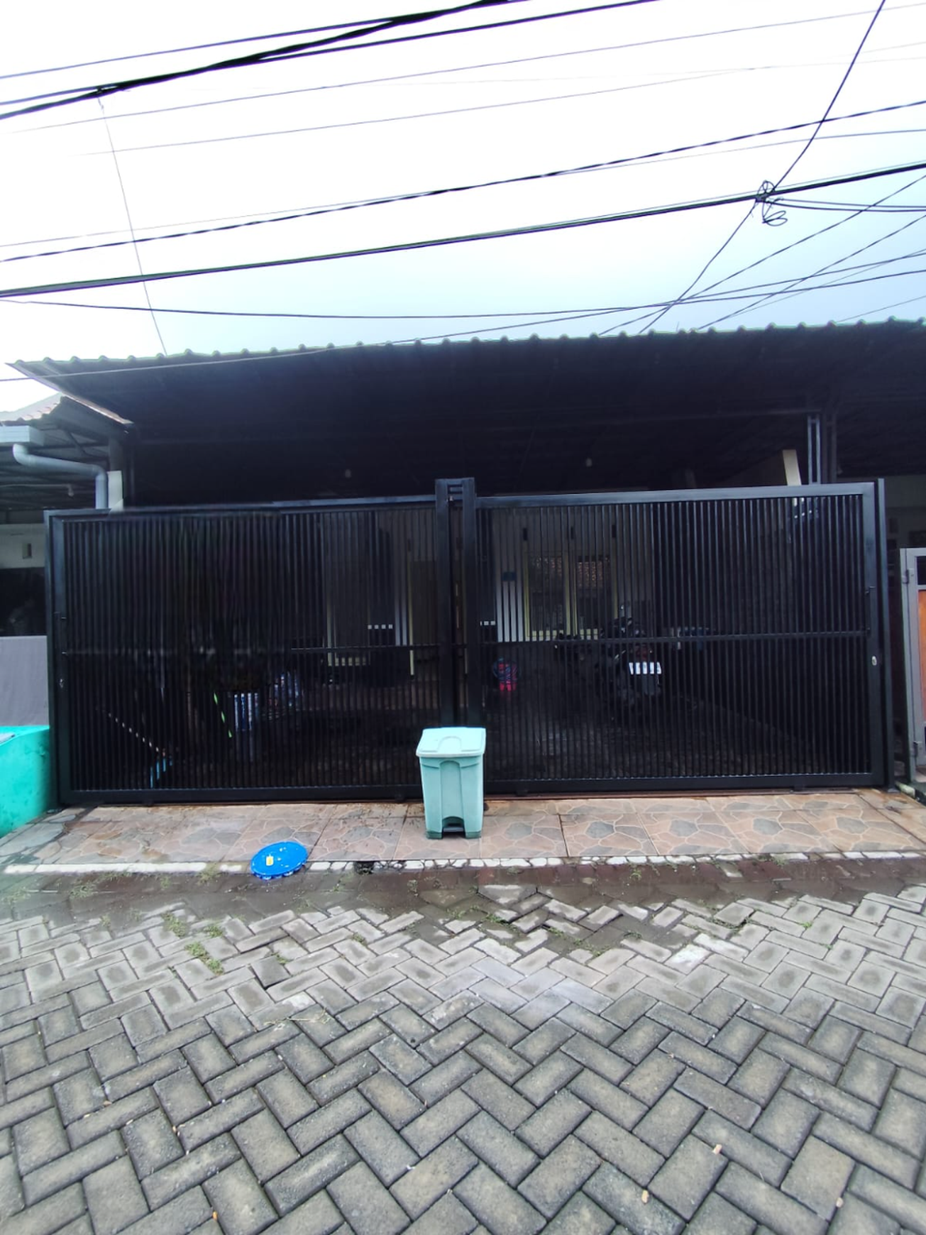 Jual Rumah Rungkut Surabaya SHM Carport 2 Mobil PDAM Gas Kota Harga di Bawah 1 M