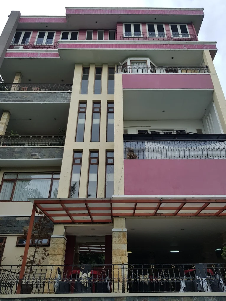 Hotel Nyaman dan Asri dengan View Dataran Tinggi Sejuk Hanya 1,4 Km ke Taman Hutan Raya Dago