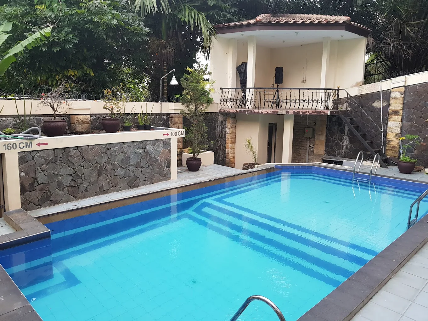 Hotel Nyaman dan Asri dengan View Dataran Tinggi Sejuk Hanya 1,4 Km ke Taman Hutan Raya Dago