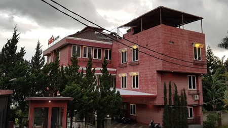 Hotel Nyaman dan Asri dengan View Dataran Tinggi Sejuk Hanya 1,4 Km ke Taman Hutan Raya Dago 