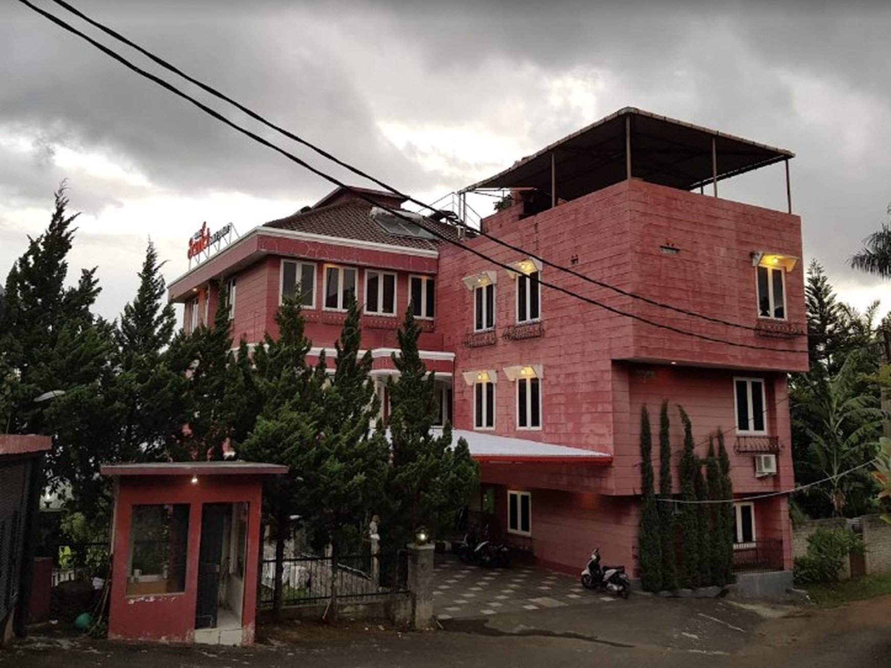Hotel Nyaman dan Asri dengan View Dataran Tinggi Sejuk Hanya 1,4 Km ke Taman Hutan Raya Dago