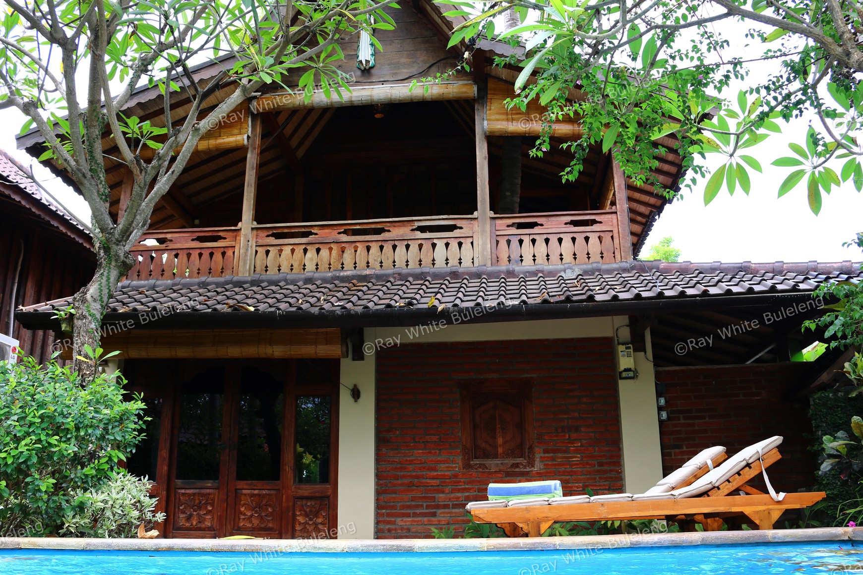 ABSOLUTE BEACHFRONT VILLA COMPLEX IN LOVINA