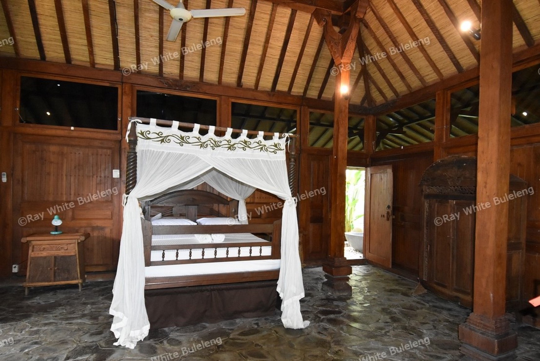 ABSOLUTE BEACHFRONT VILLA COMPLEX IN LOVINA