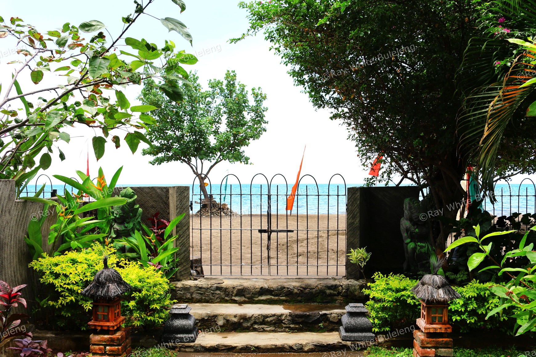 ABSOLUTE BEACHFRONT VILLA COMPLEX IN LOVINA
