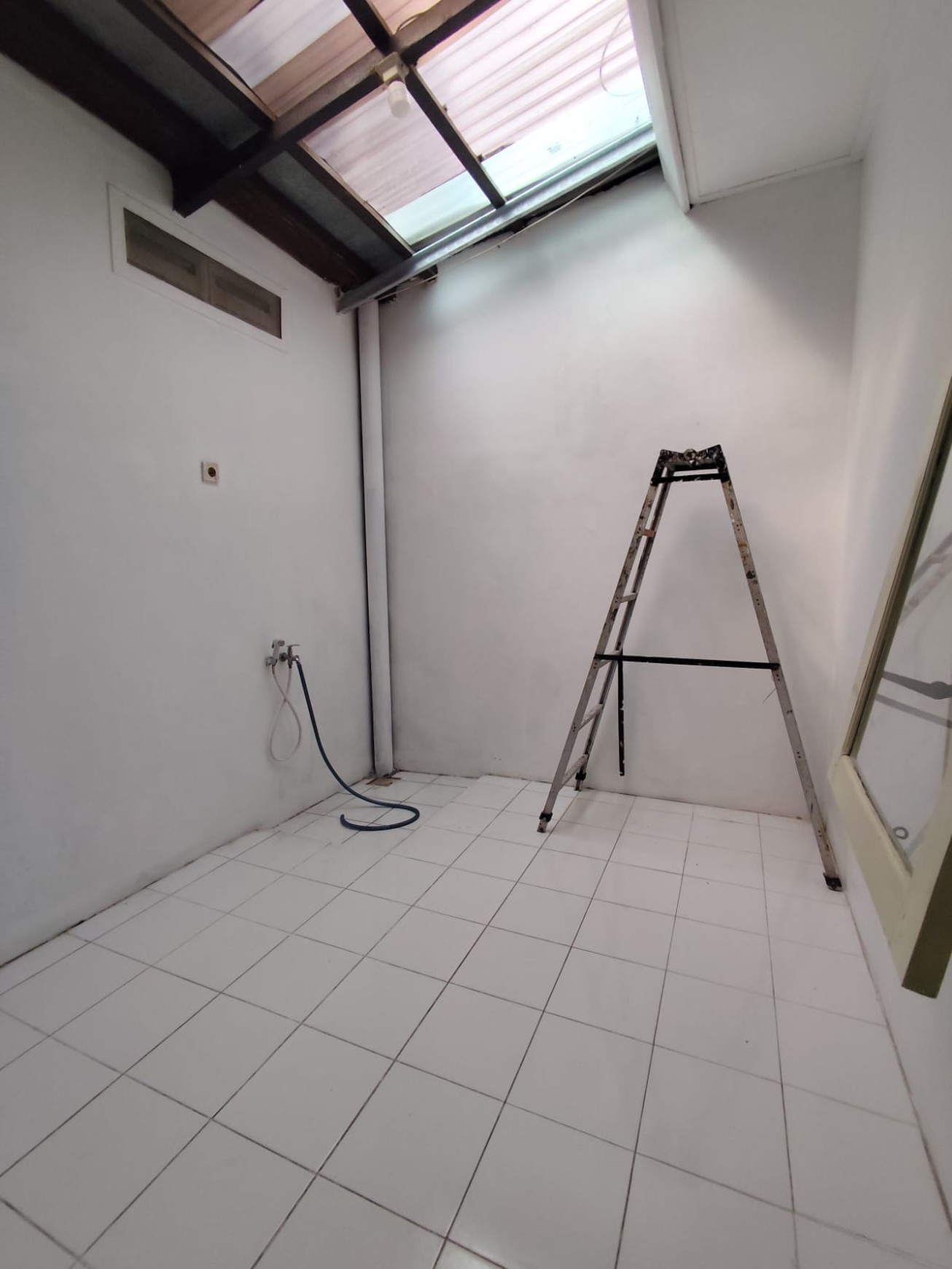 Rumah Modern Rungkut Medokan SHM Lengkap PDAM PGN Bonus Kitchen Set Siap Huni