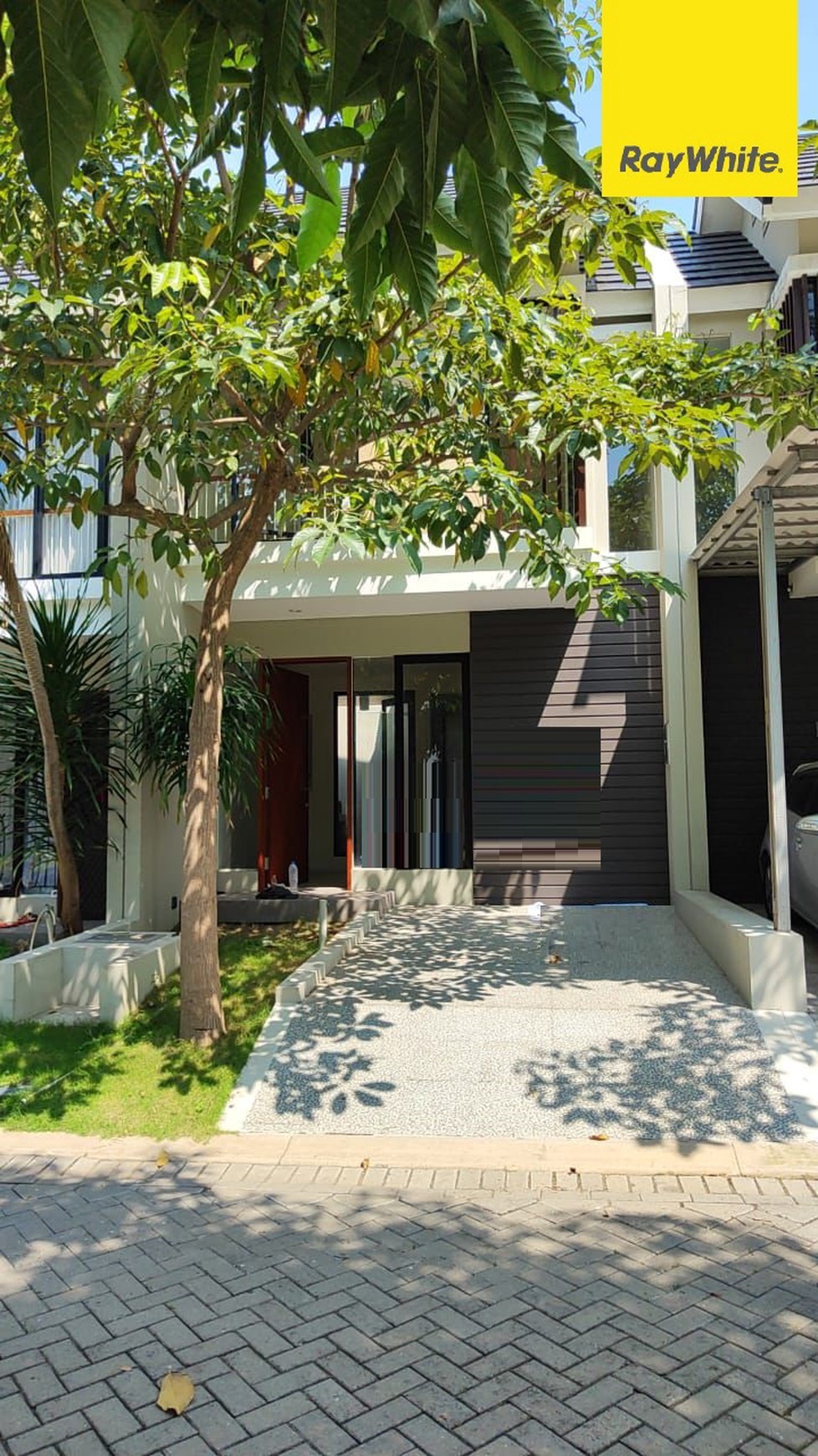 Dijual Rumah 2 lantai di Citraland Northwest Lake Surabaya