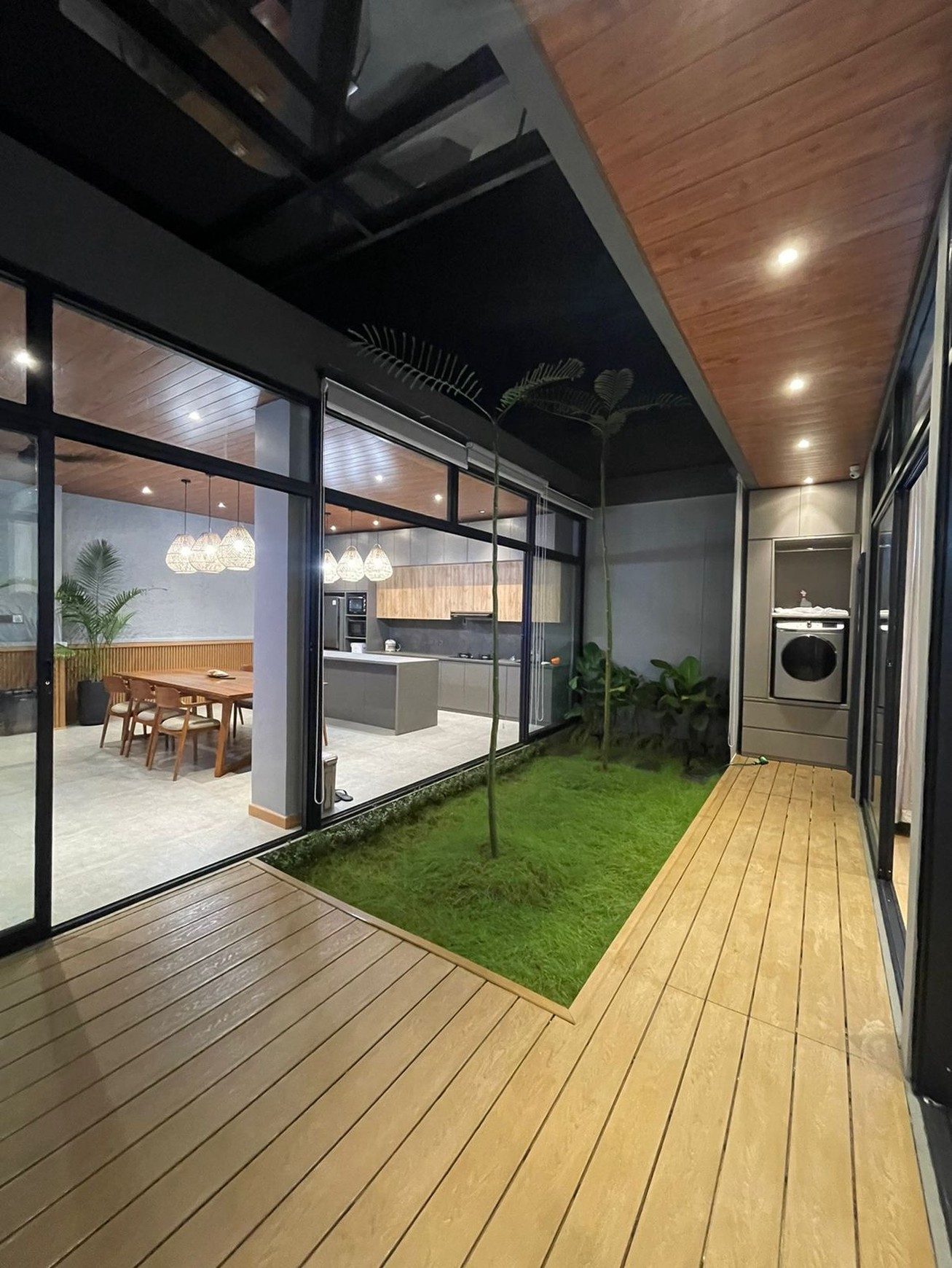Rumah dengan desain Etnik Vintage dan Hunian Nyaman