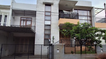 DISEWA RUMAH 2 LT Lokasi STRATEGIS  CINERE Blok A - Cinere.