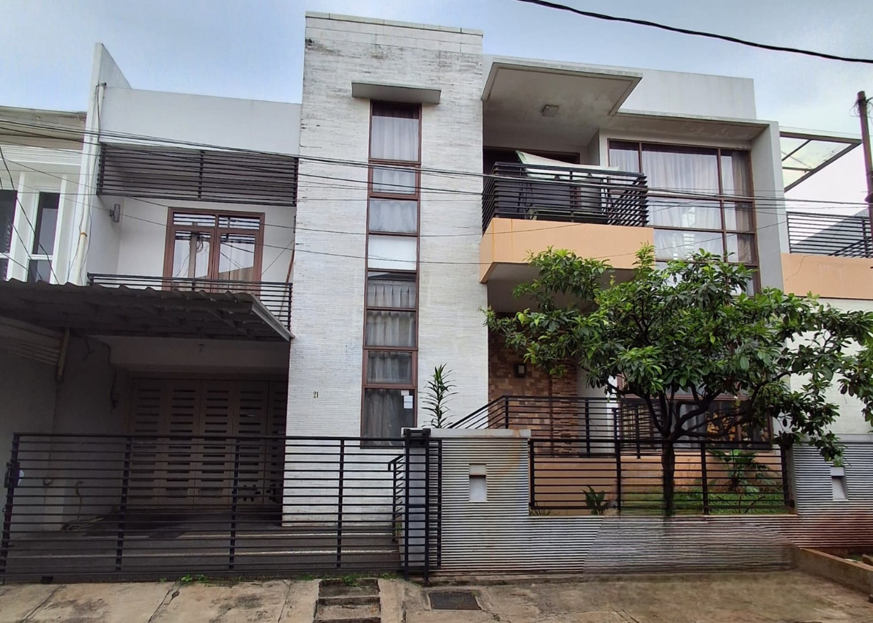 DISEWA RUMAH 2 LT Lokasi STRATEGIS  CINERE Blok A - Cinere.
