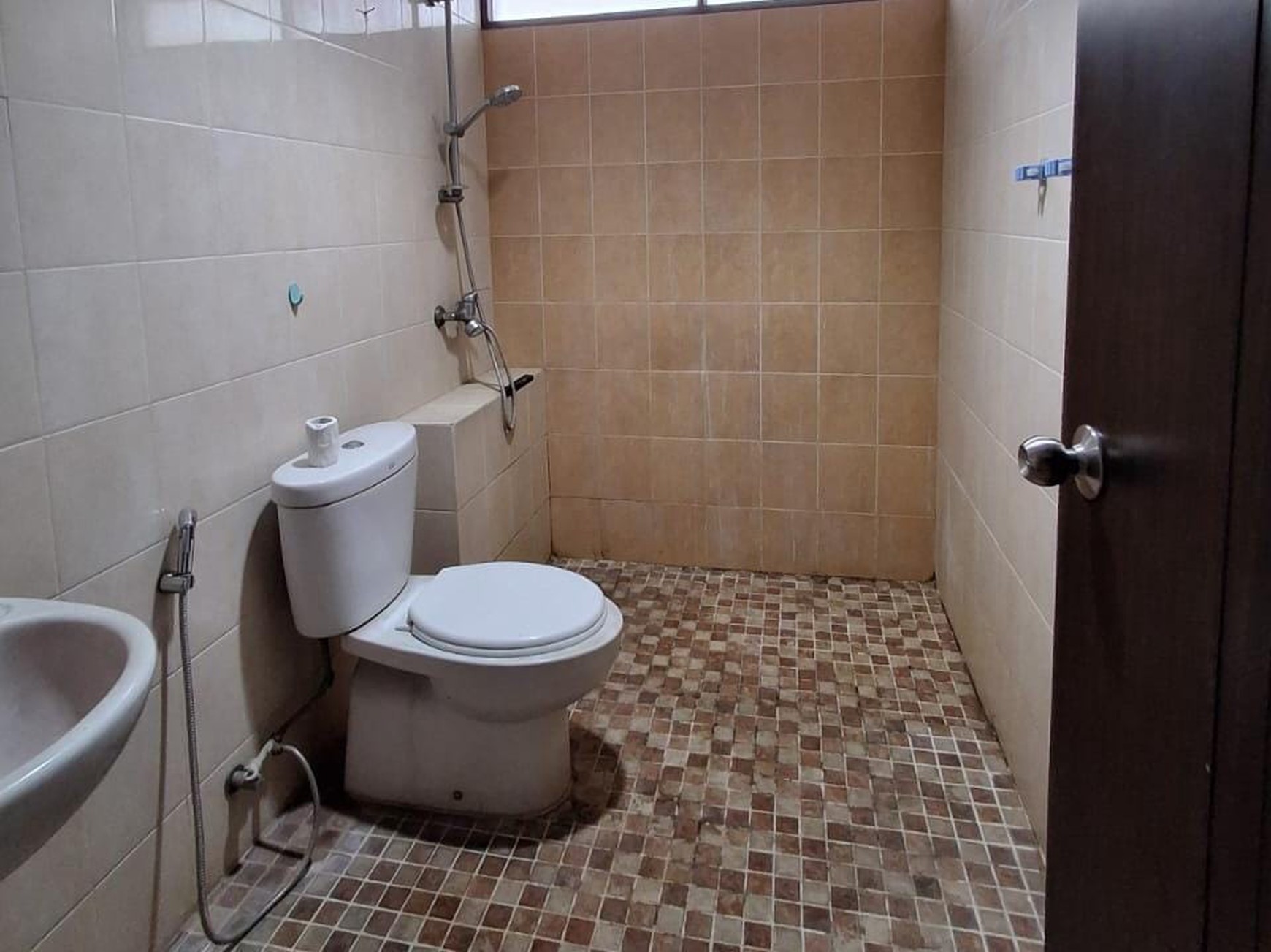 DISEWA RUMAH 2 LT Lokasi STRATEGIS  CINERE Blok A - Cinere.