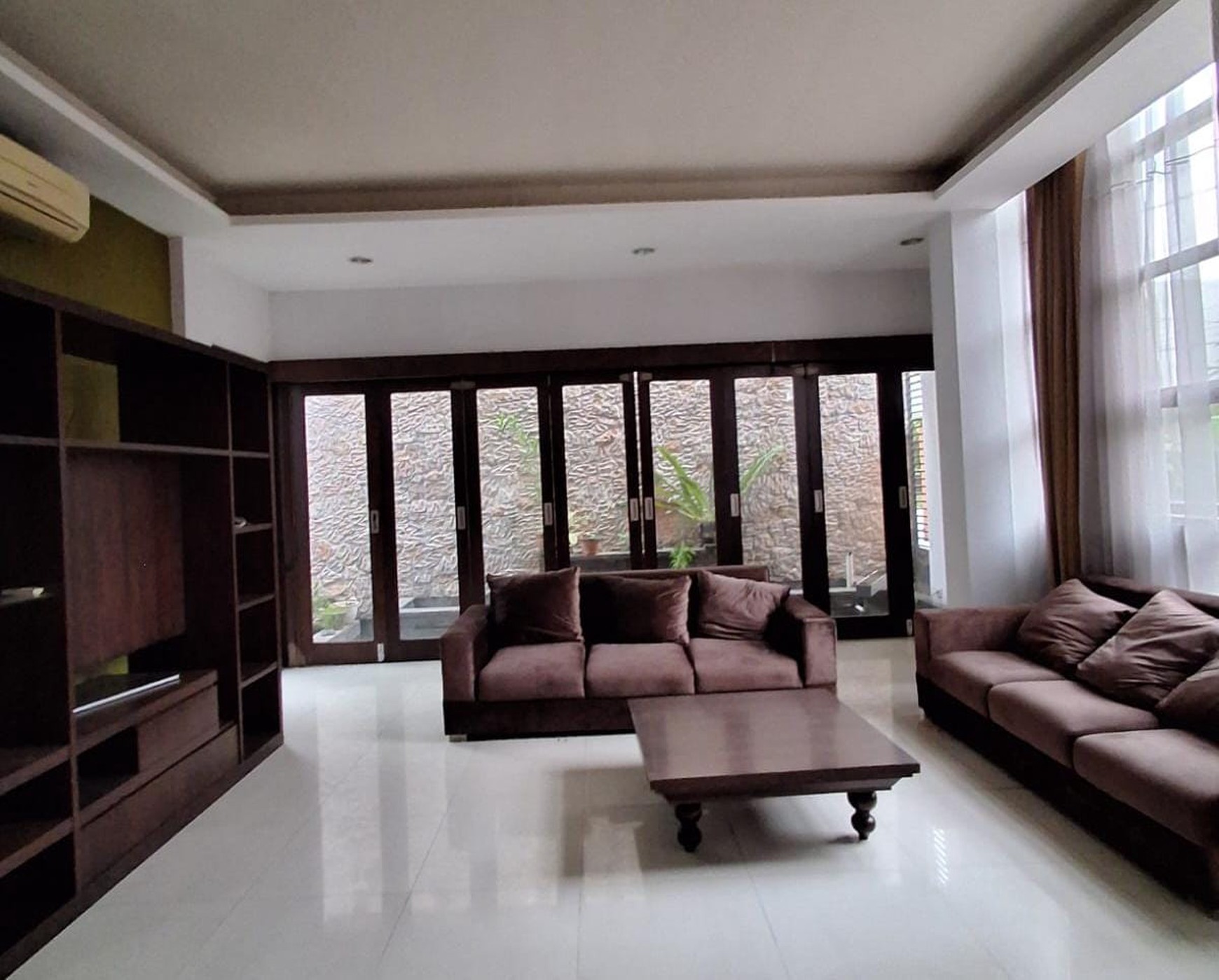 DISEWA RUMAH 2 LT Lokasi STRATEGIS  CINERE Blok A - Cinere.