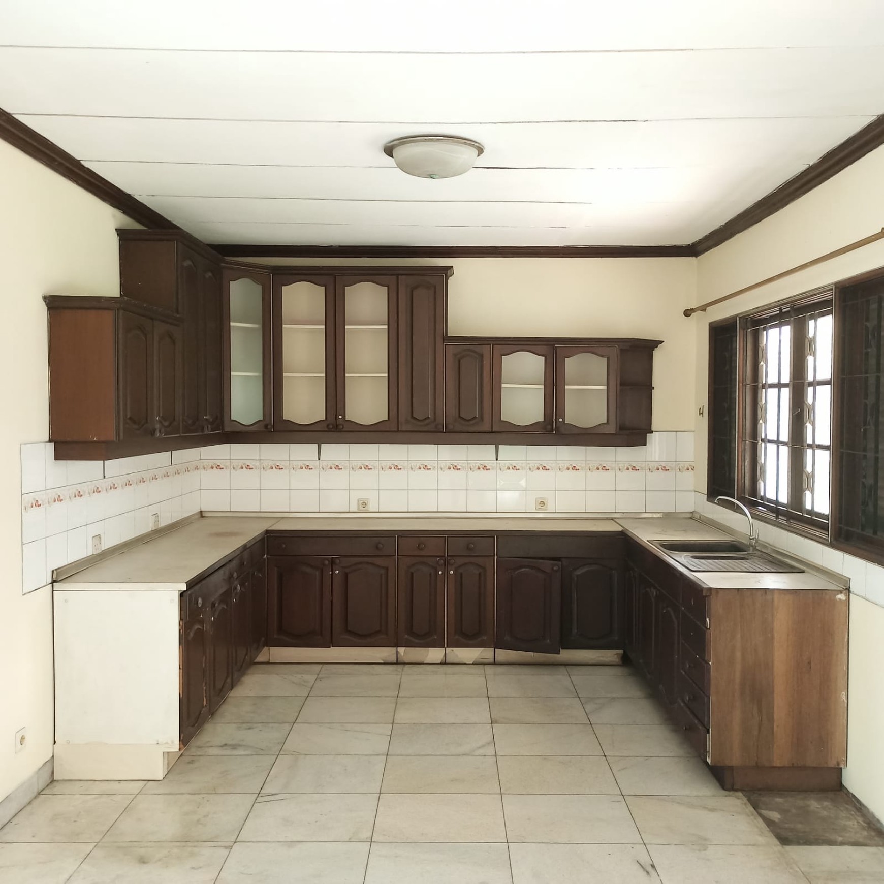 For Sale: Rumah Lama, Rindang & Asri di Villa Cinere Mas