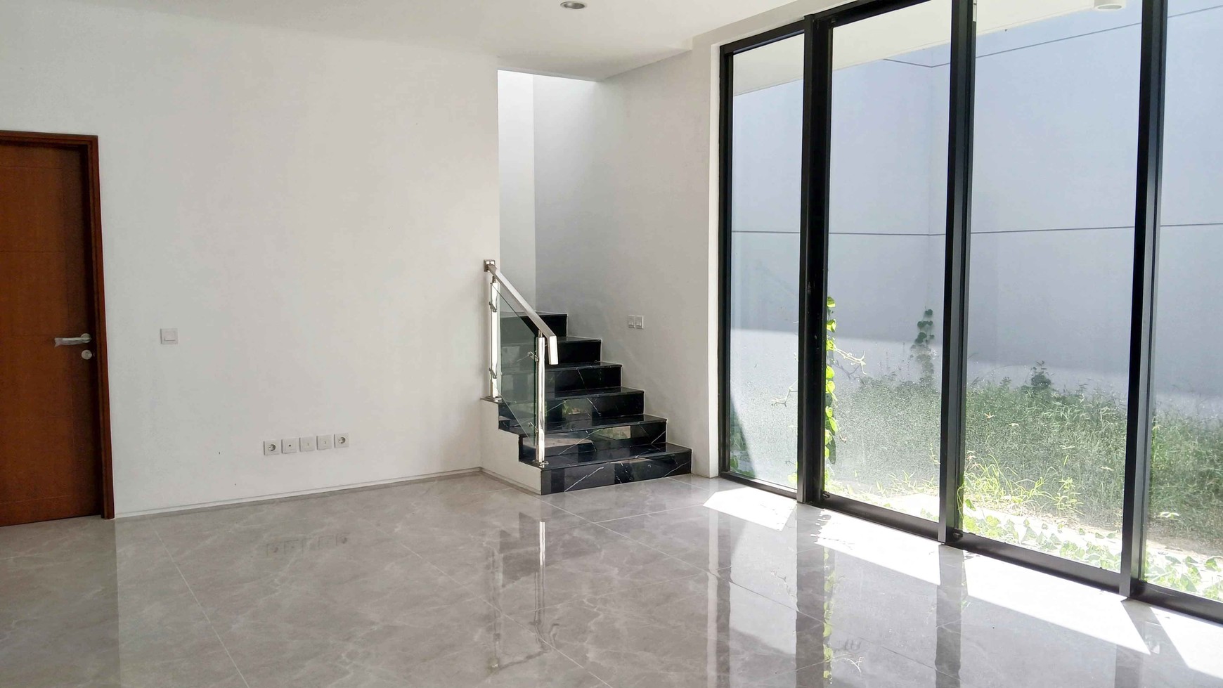 Rumah Baru Gress di Citraland Emerald Mansion Surabaya Barat, Minimalis Modern, 2 Lantai, Siap Huni... Disewakan Juga !!!