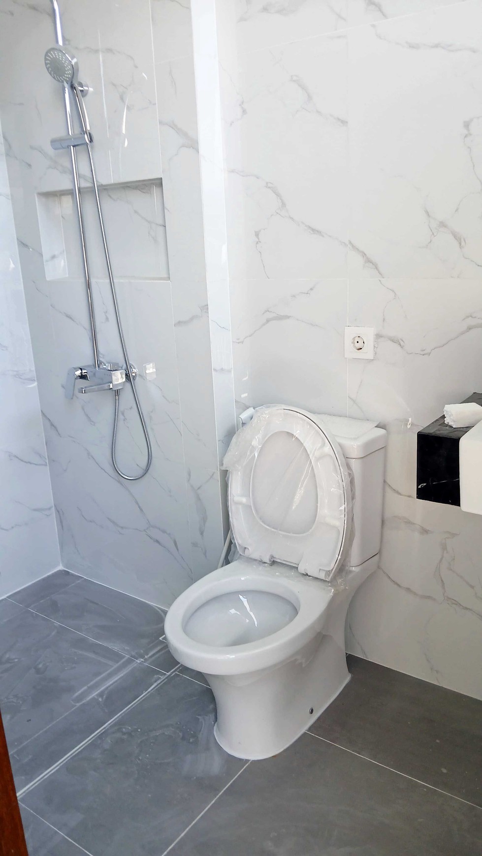 Rumah Baru Gress di Citraland Emerald Mansion Surabaya Barat, Minimalis Modern, 2 Lantai, Siap Huni... Disewakan Juga !!!