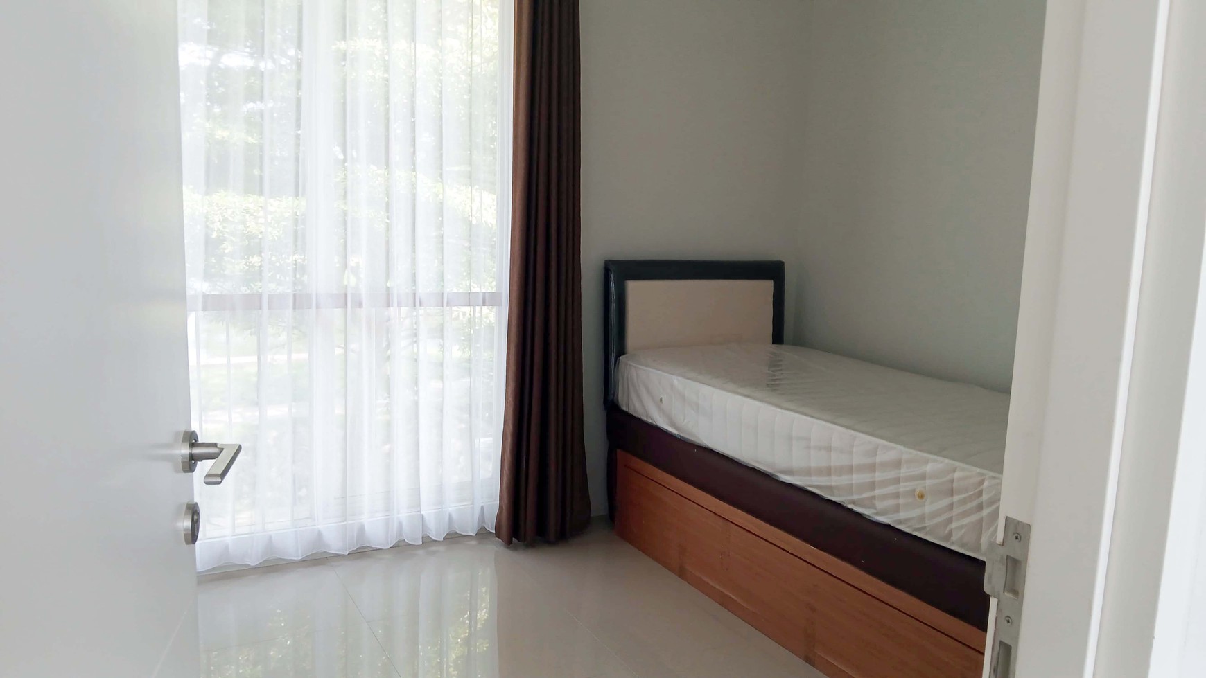 Rumah Baru Gress di Citraland Northwest Park Surabaya Barat Minimalis 2 Lantai Semi Furnished Siap Huni... View Depan Danau !!!