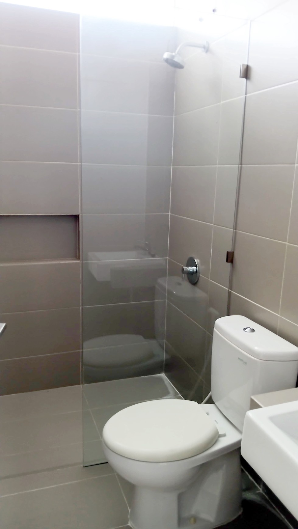 Rumah Baru Gress di Citraland Northwest Park Surabaya Barat Minimalis 2 Lantai Semi Furnished Siap Huni... View Depan Danau !!!