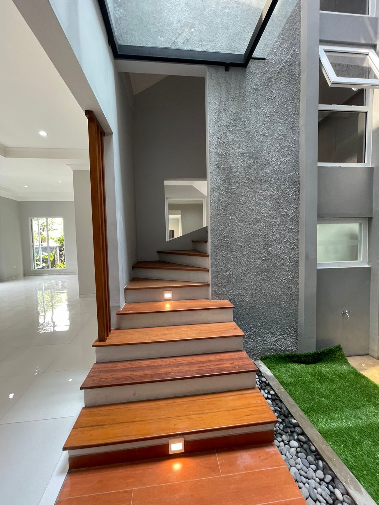 Rumah Mewah,posisi hoek,securty 24 jam di Bintaro Jaya 9.
