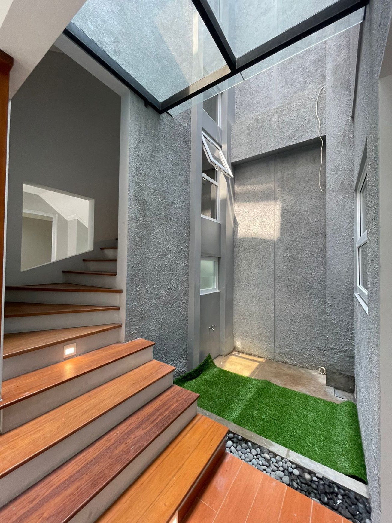 Rumah Mewah,posisi hoek,securty 24 jam di Bintaro Jaya 9.