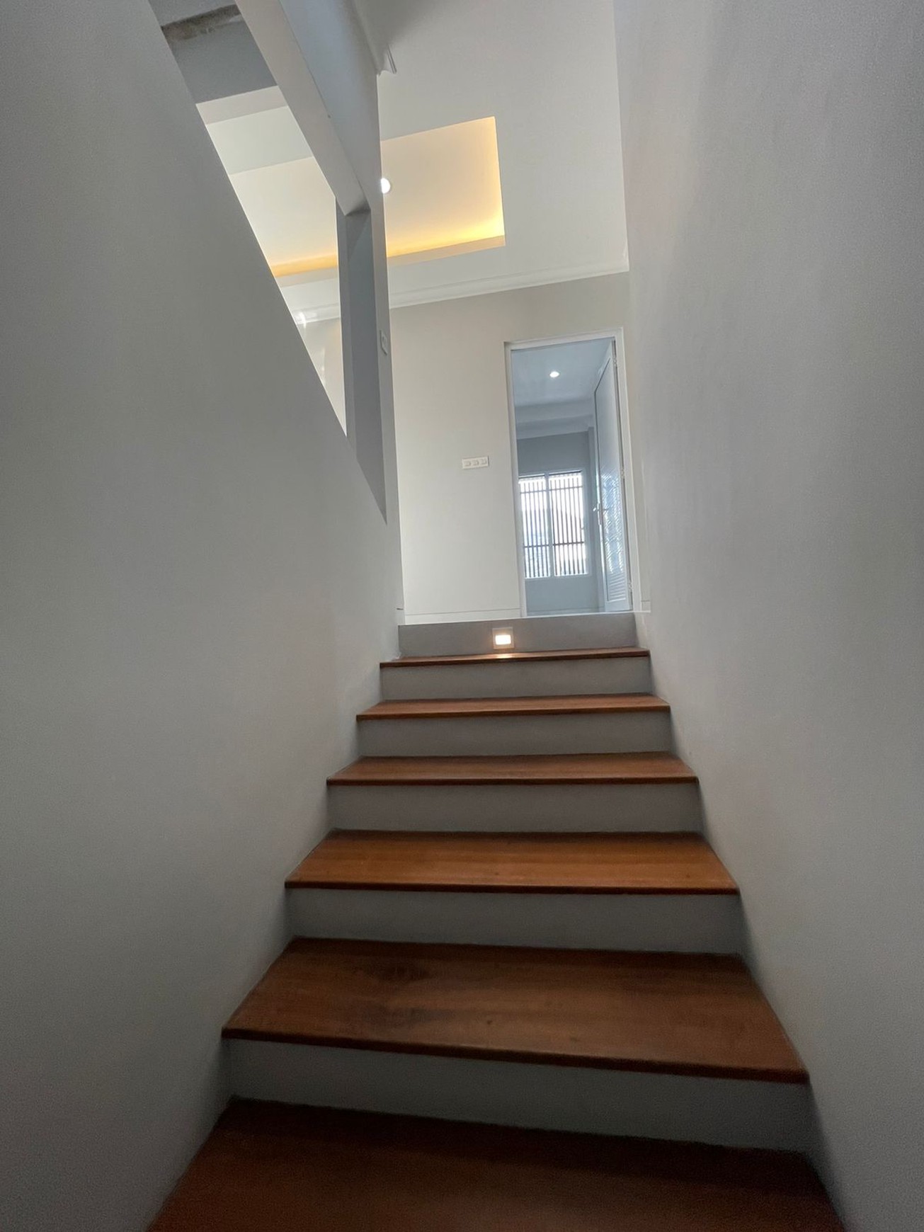 Rumah Mewah,posisi hoek,securty 24 jam di Bintaro Jaya 9.