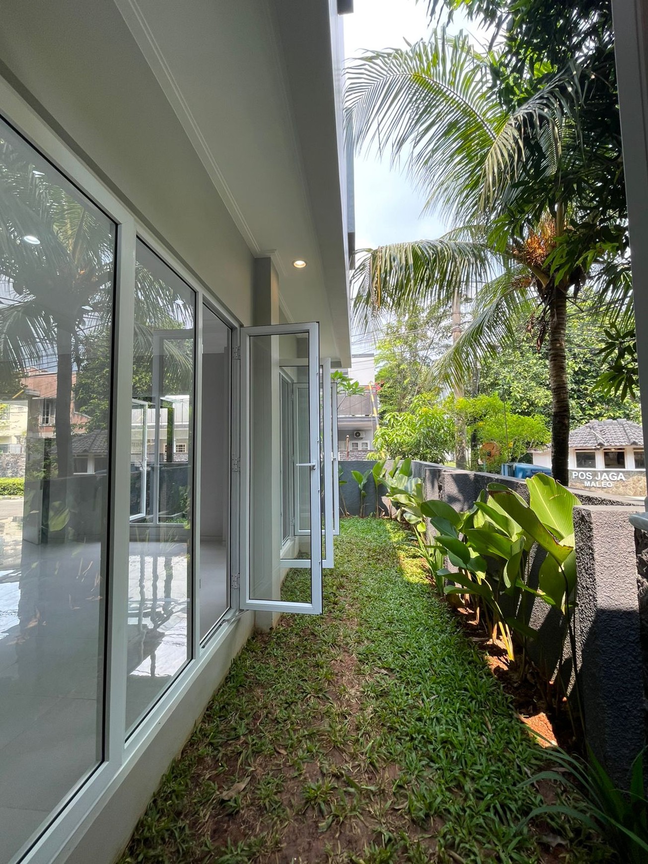 Rumah Mewah,posisi hoek,securty 24 jam di Bintaro Jaya 9.