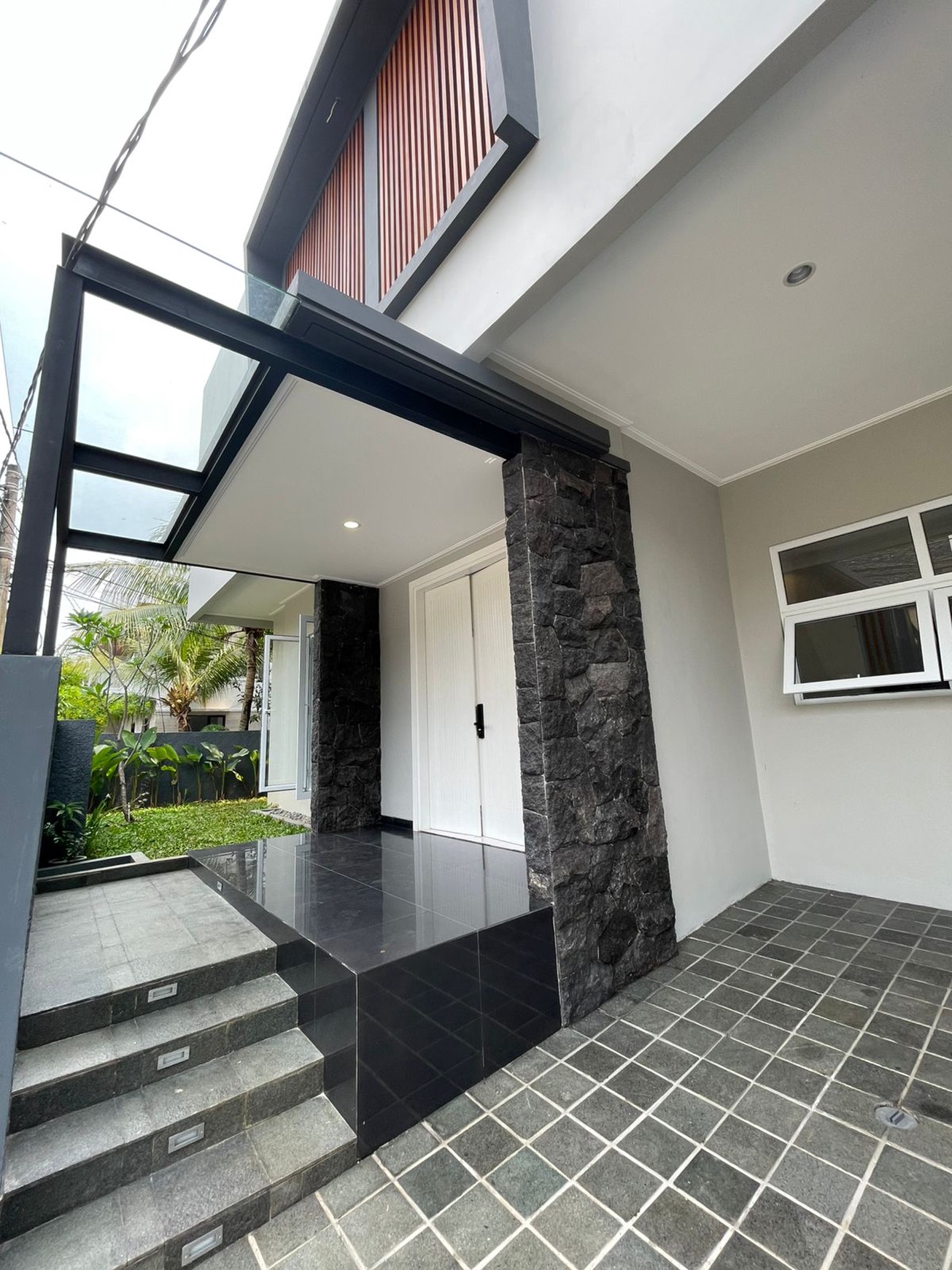 Rumah Mewah,posisi hoek,securty 24 jam di Bintaro Jaya 9.