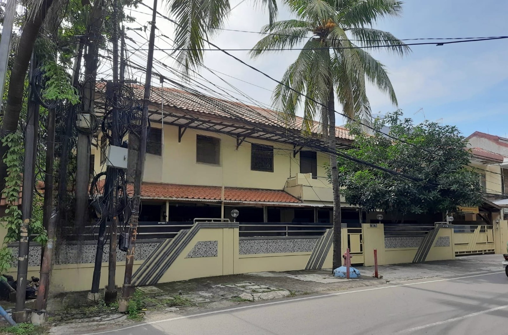Rumah 2 lantai hoek bisa buat usaha dan tinggal, lokasi srategis di Sunter