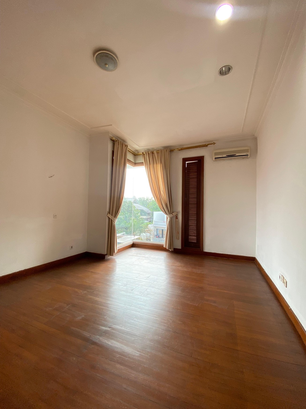 Rumah Mewah di Villa Cinere Mas 2,5 Lantai Ada Swimming Pool