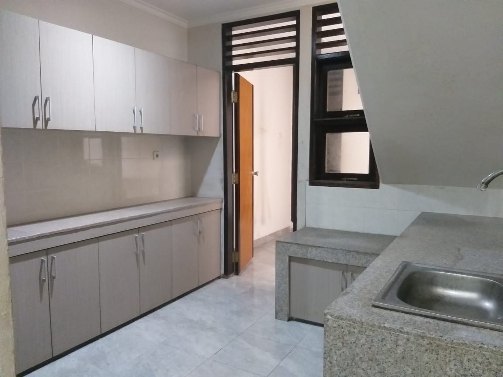 DISEWAKAN RUMAH CANTIK TAMAN MERUYA ILIR