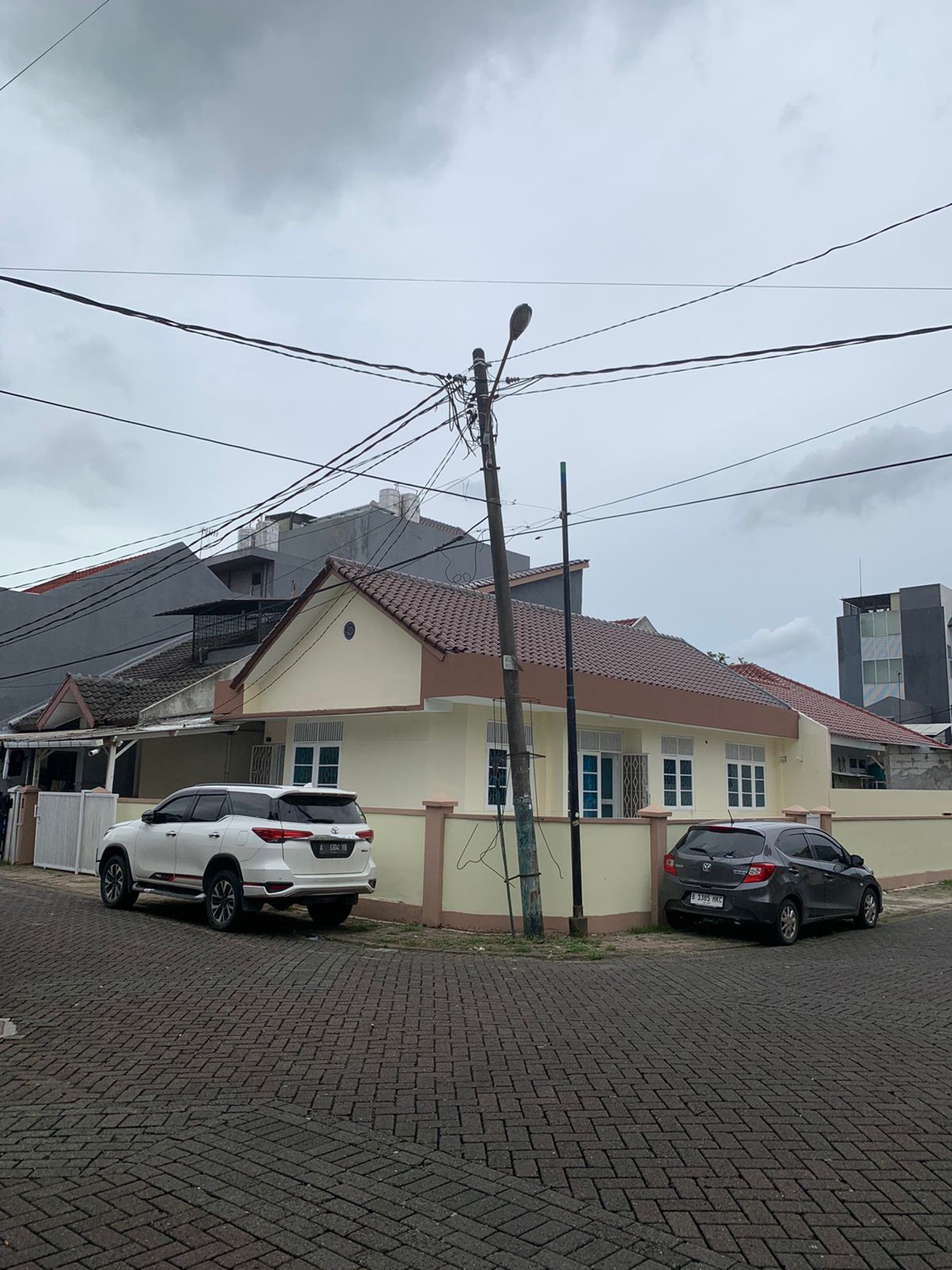 dijual rumah duta garden blok F