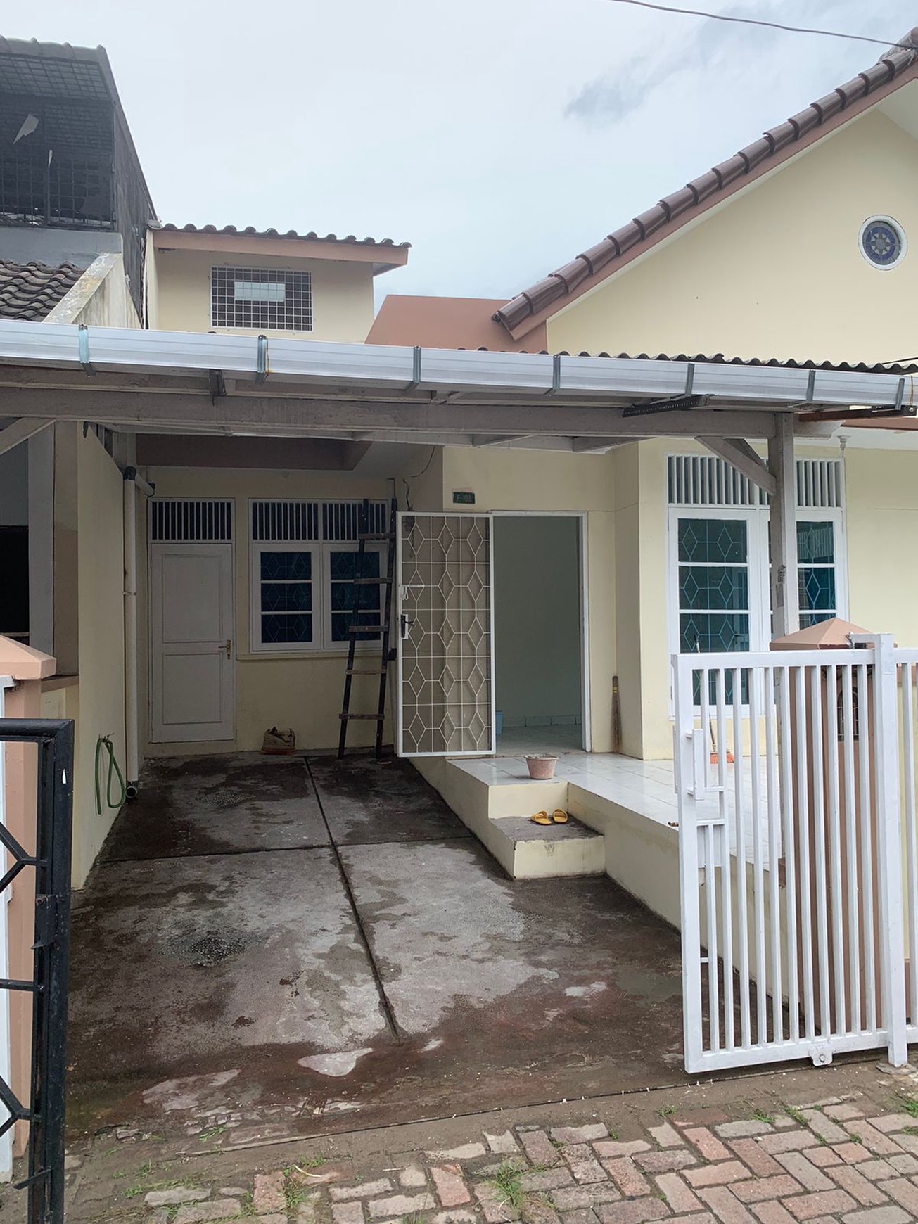 dijual rumah duta garden blok F