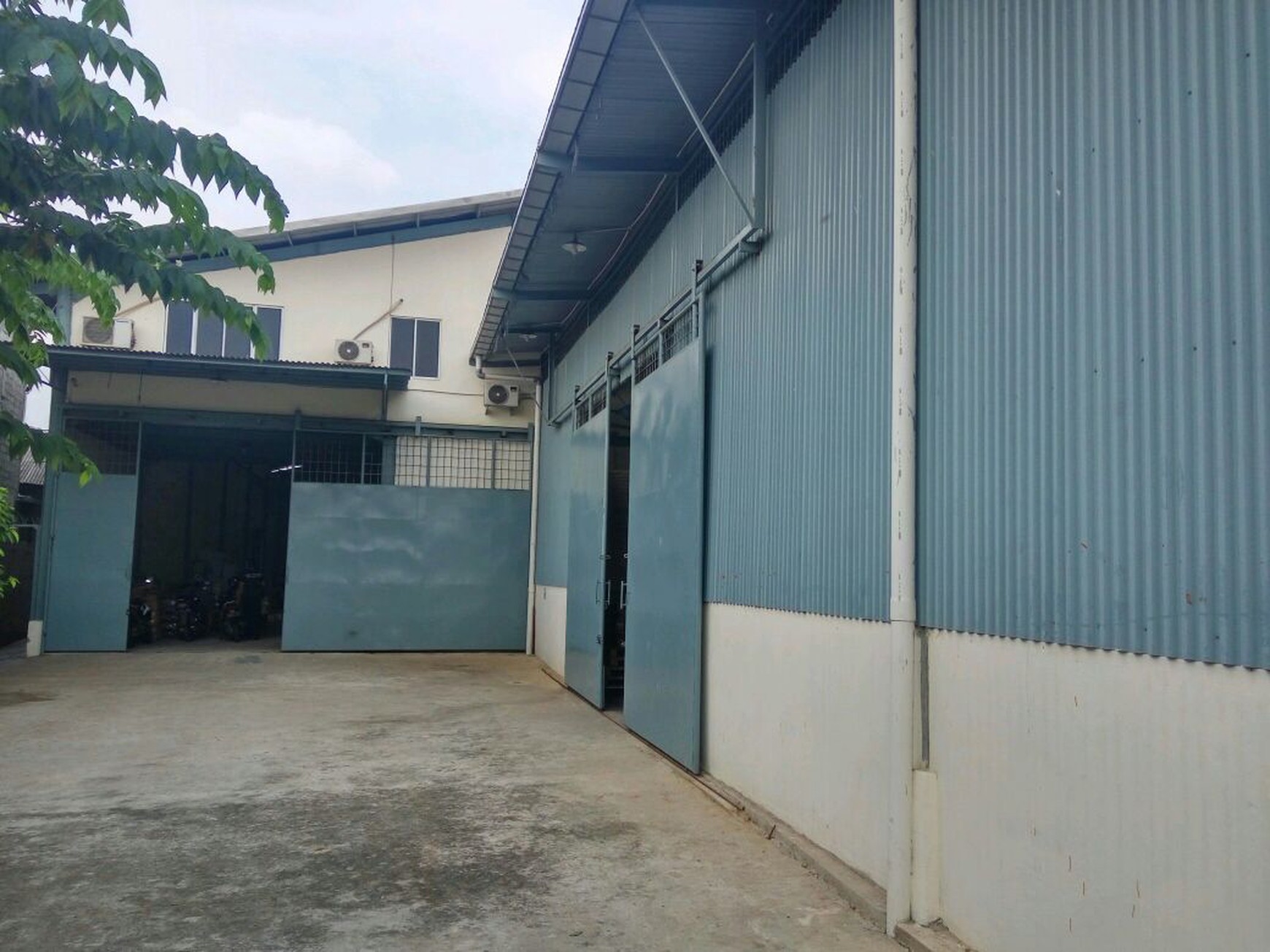Gudang siap pakai di Kapuk Kamal Raya