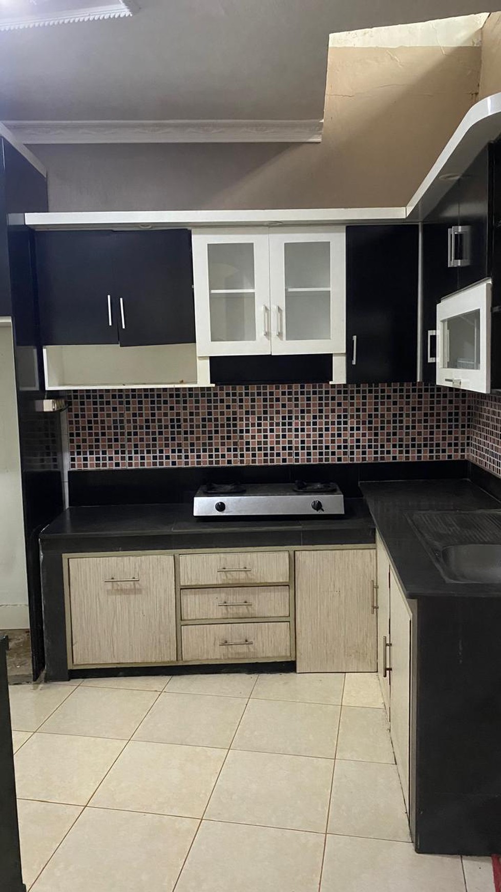 Dijual rumah di jalan anggrek