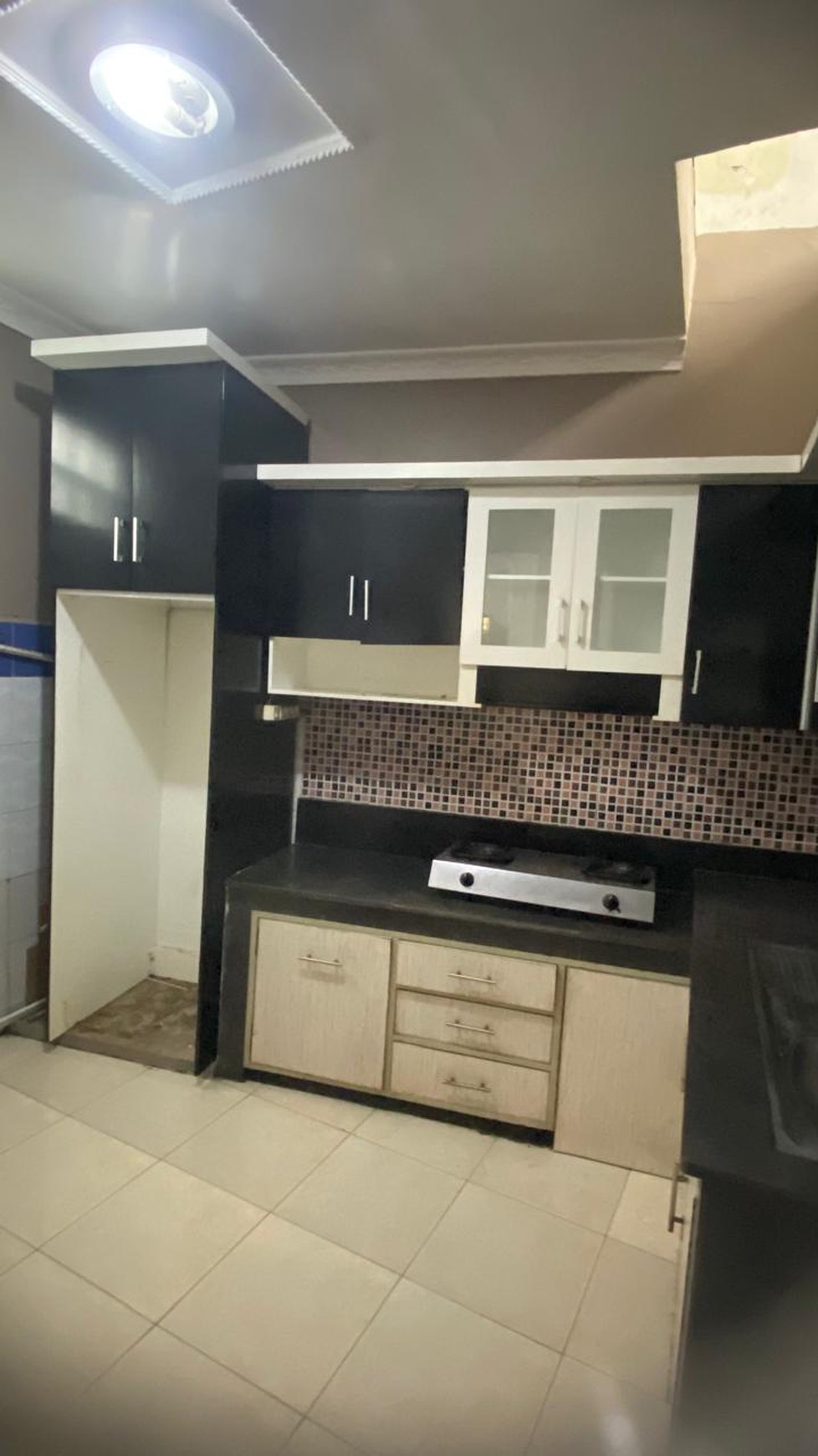Dijual rumah di jalan anggrek