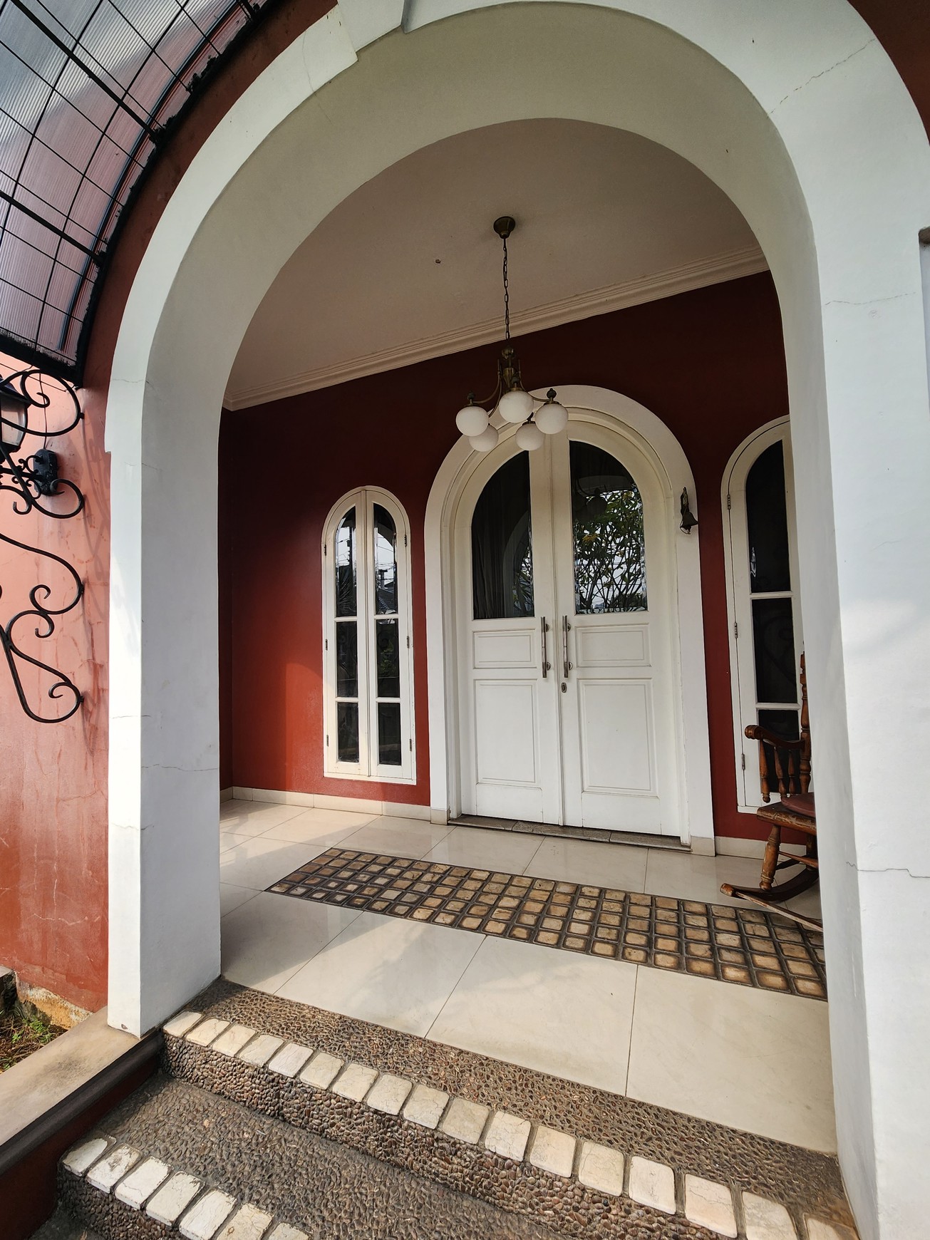 Disewakan rumah di jalan karmel kebon jeruk jakarta barat
