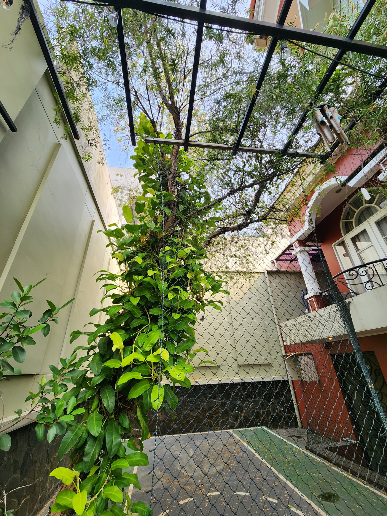 Disewakan rumah di jalan karmel kebon jeruk jakarta barat