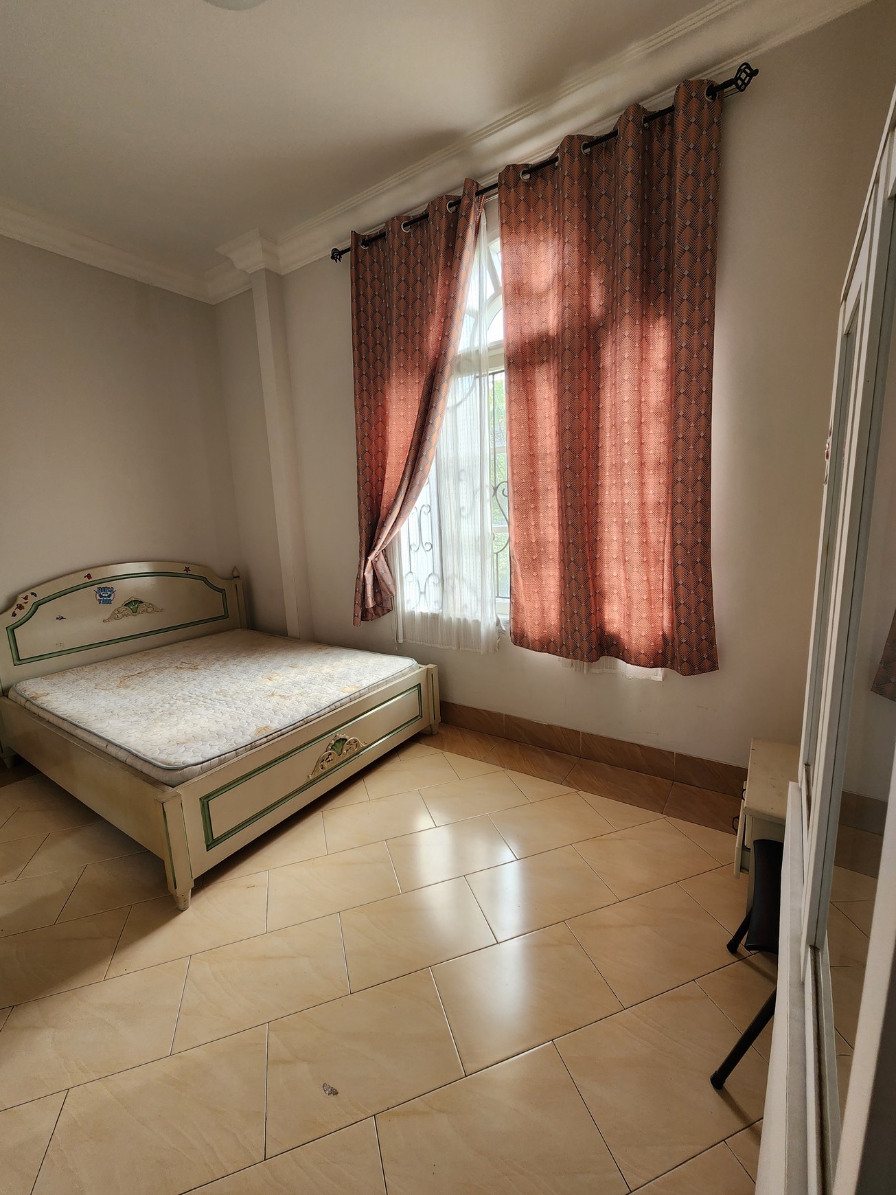 Disewakan rumah di jalan karmel kebon jeruk jakarta barat