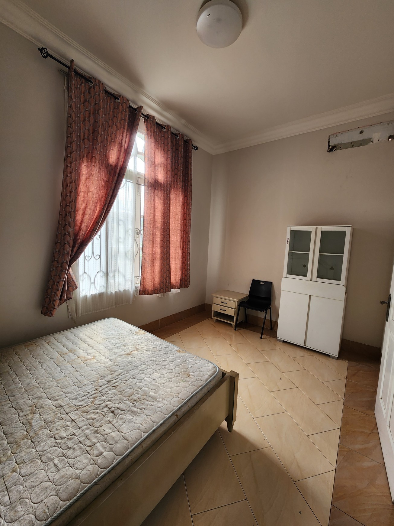 Disewakan rumah di jalan karmel kebon jeruk jakarta barat
