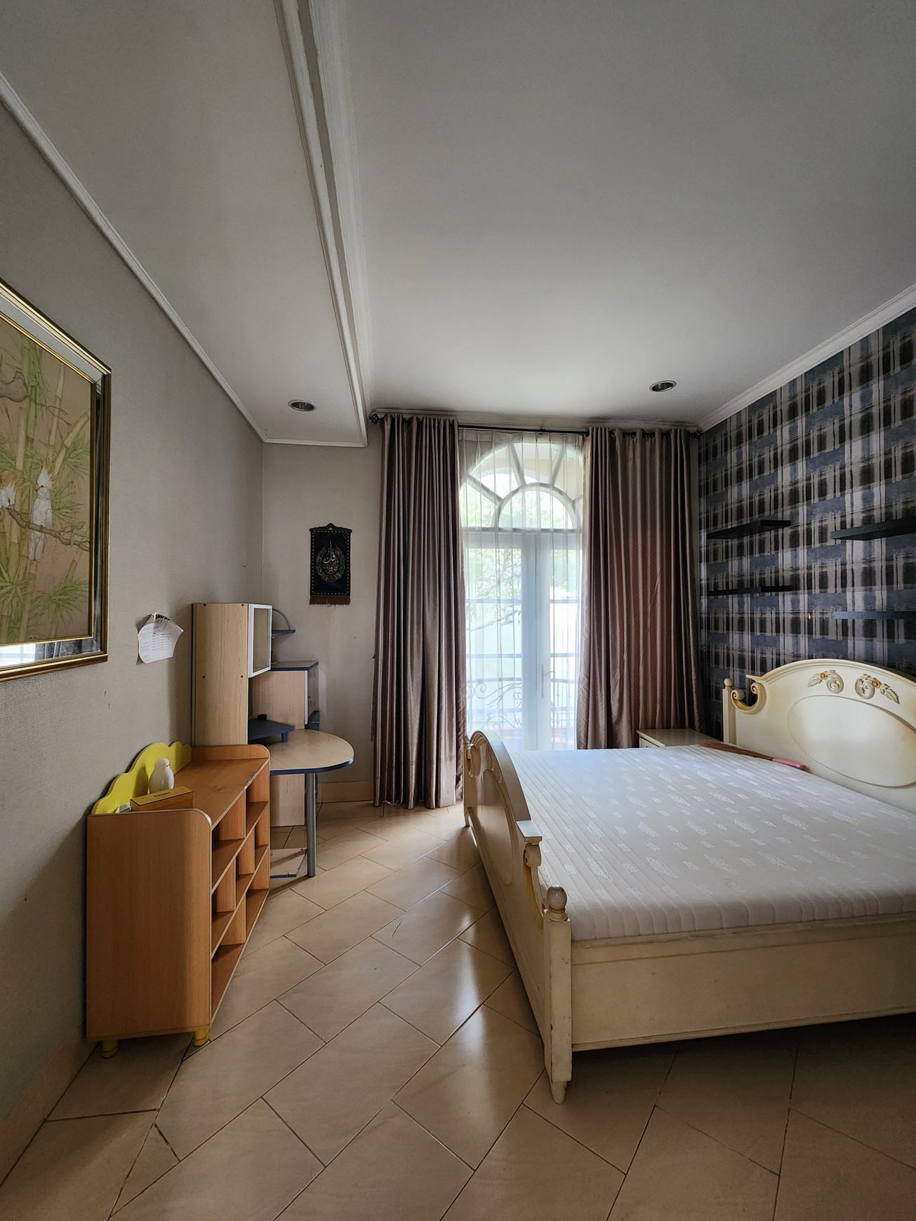 Disewakan rumah di jalan karmel kebon jeruk jakarta barat