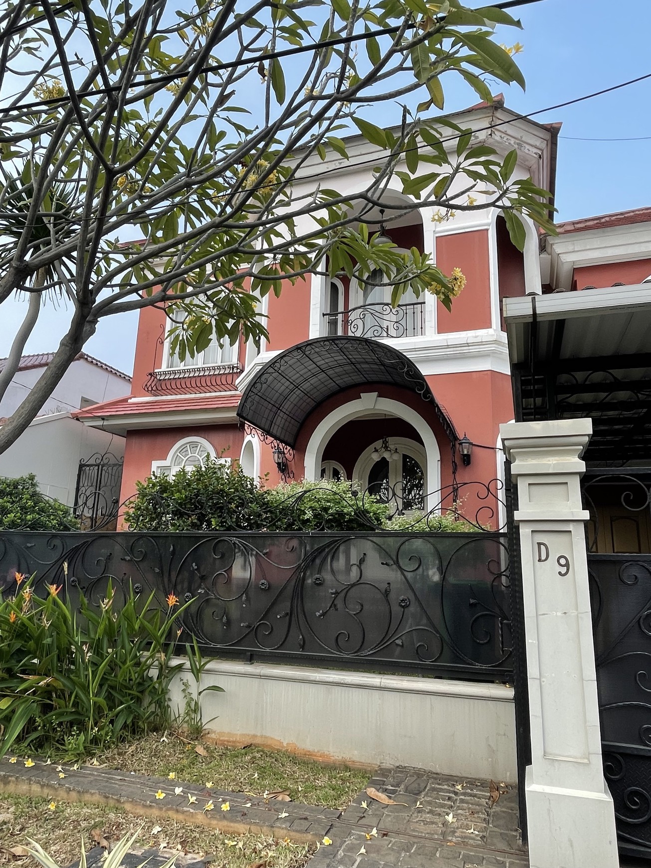 Disewakan rumah di jalan karmel kebon jeruk jakarta barat