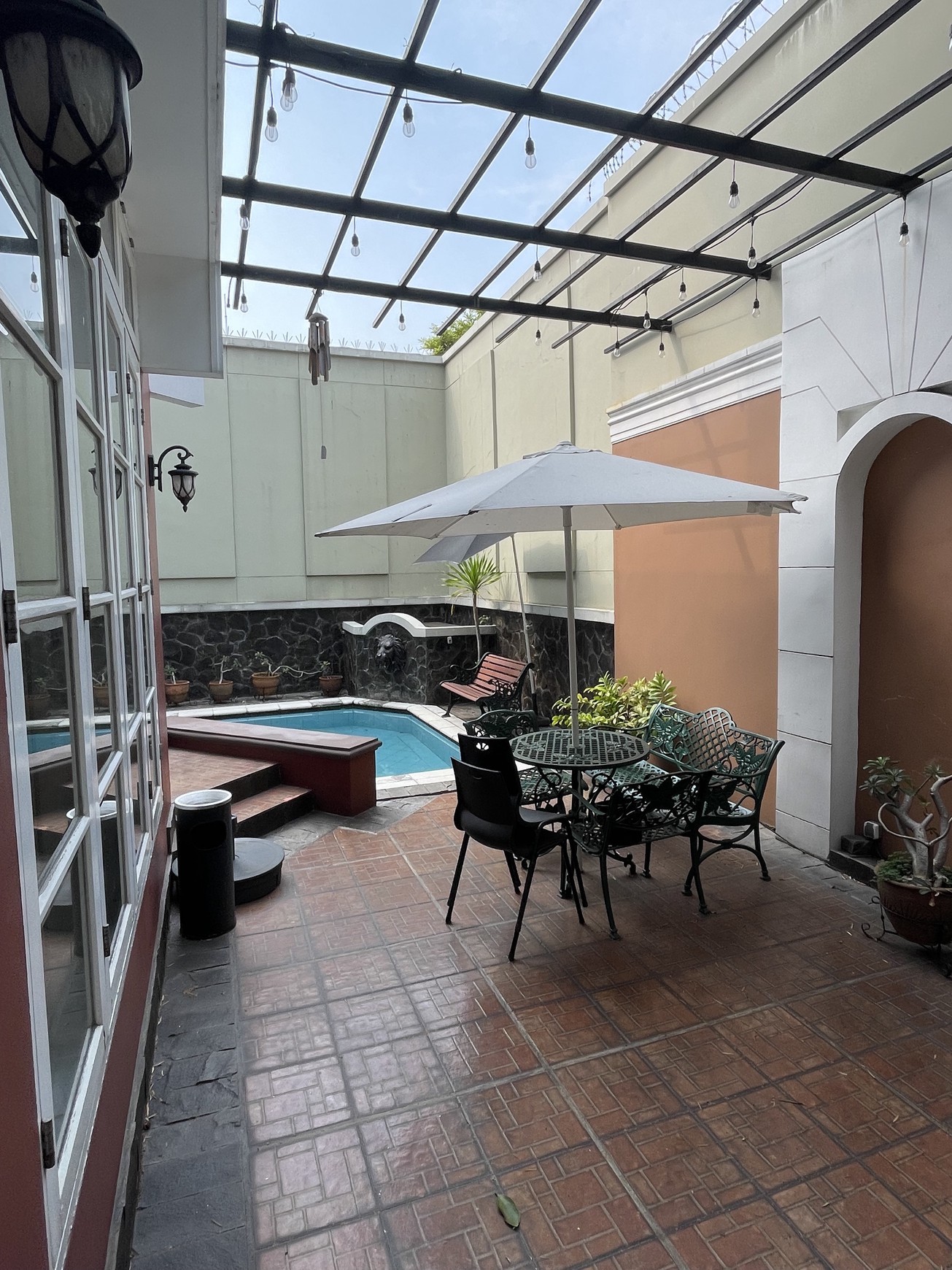 Disewakan rumah di jalan karmel kebon jeruk jakarta barat