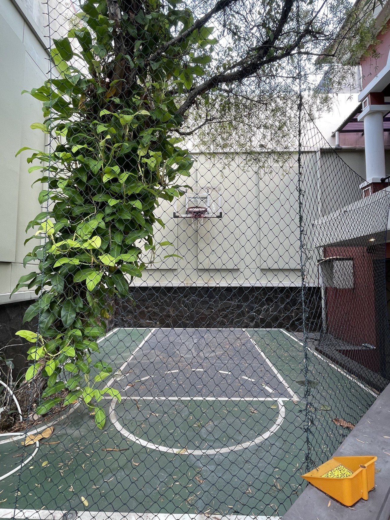 Disewakan rumah di jalan karmel kebon jeruk jakarta barat