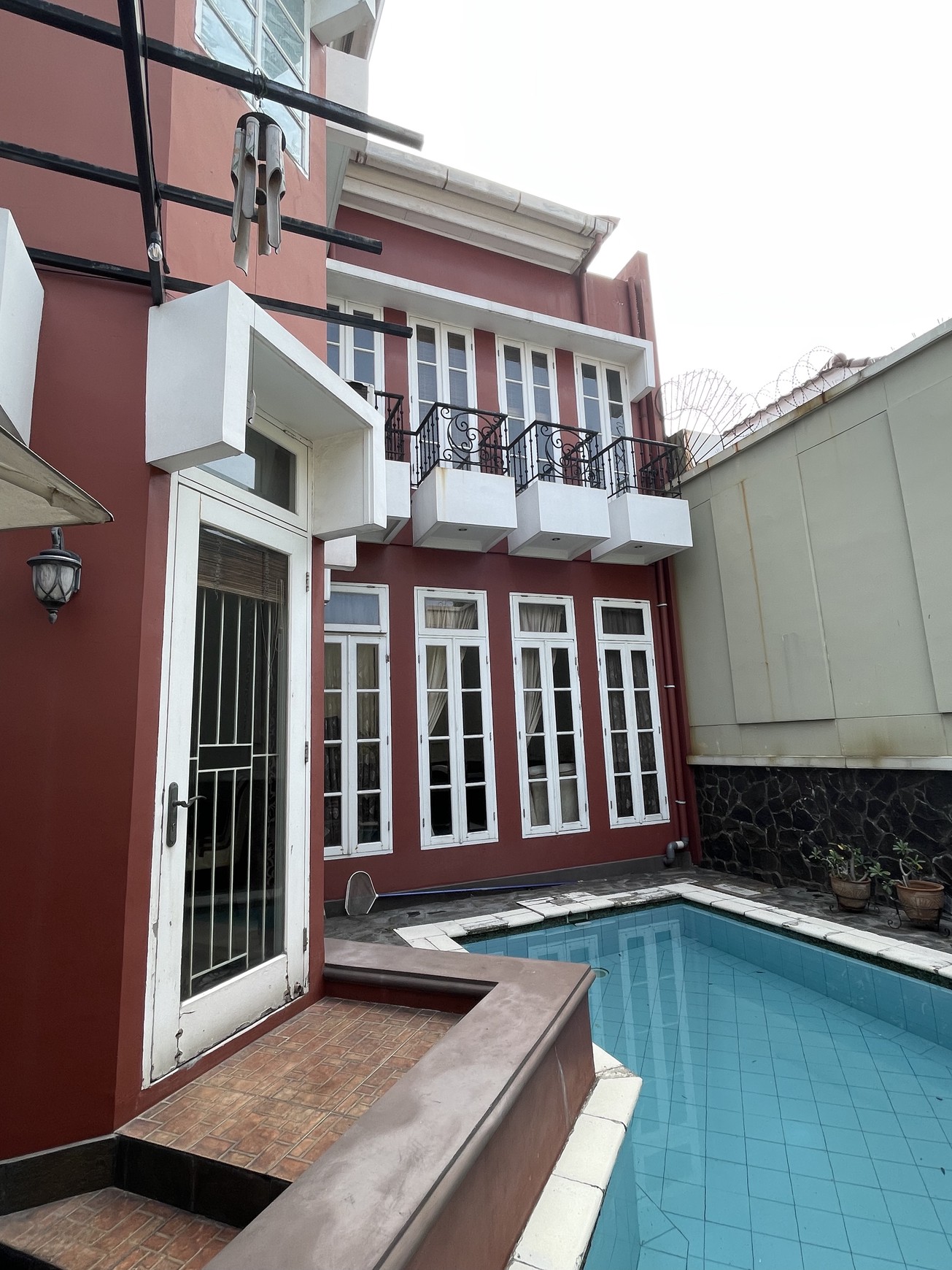 Disewakan rumah di jalan karmel kebon jeruk jakarta barat