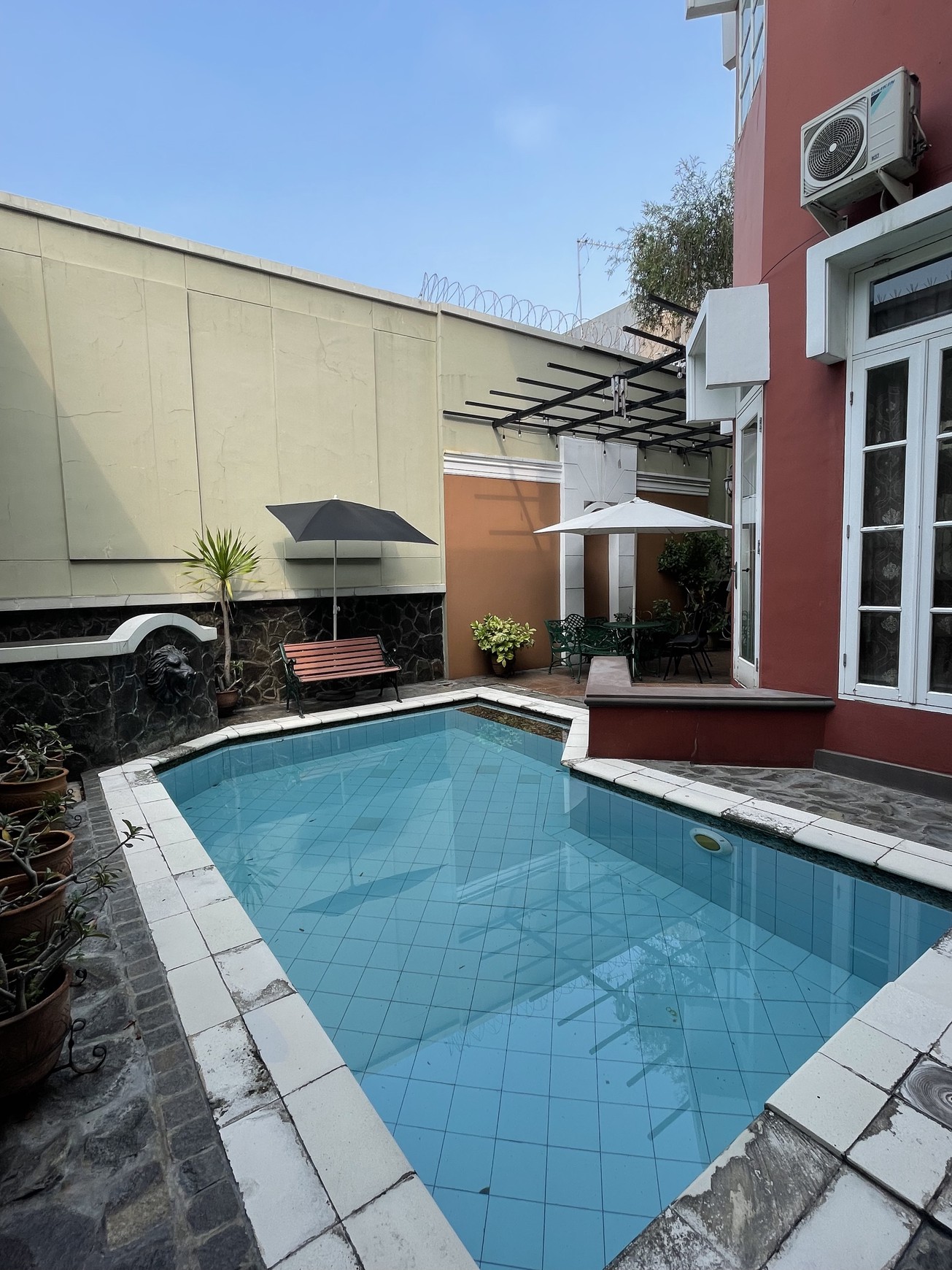 Disewakan rumah di jalan karmel kebon jeruk jakarta barat