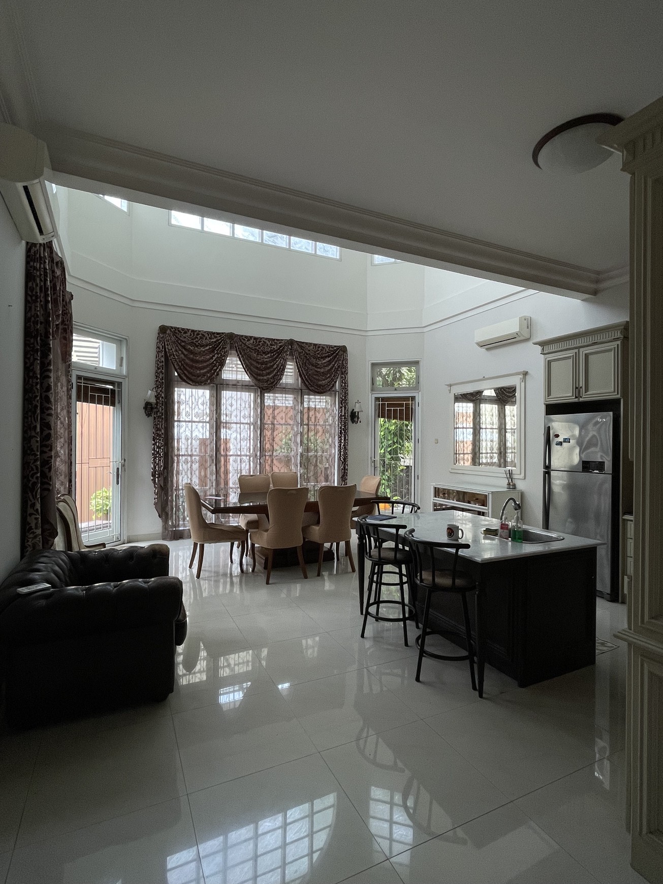Disewakan rumah di jalan karmel kebon jeruk jakarta barat
