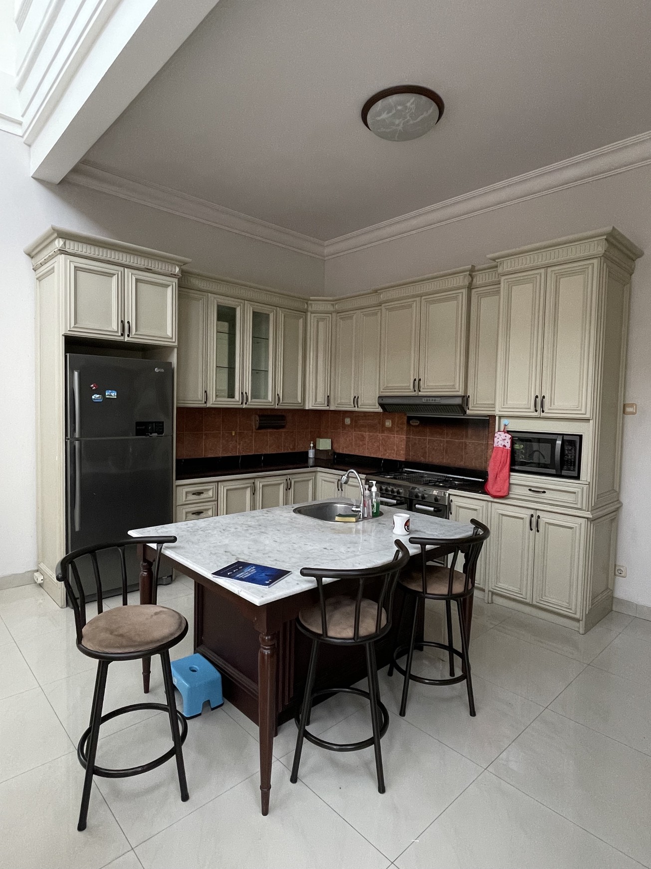 Disewakan rumah di jalan karmel kebon jeruk jakarta barat