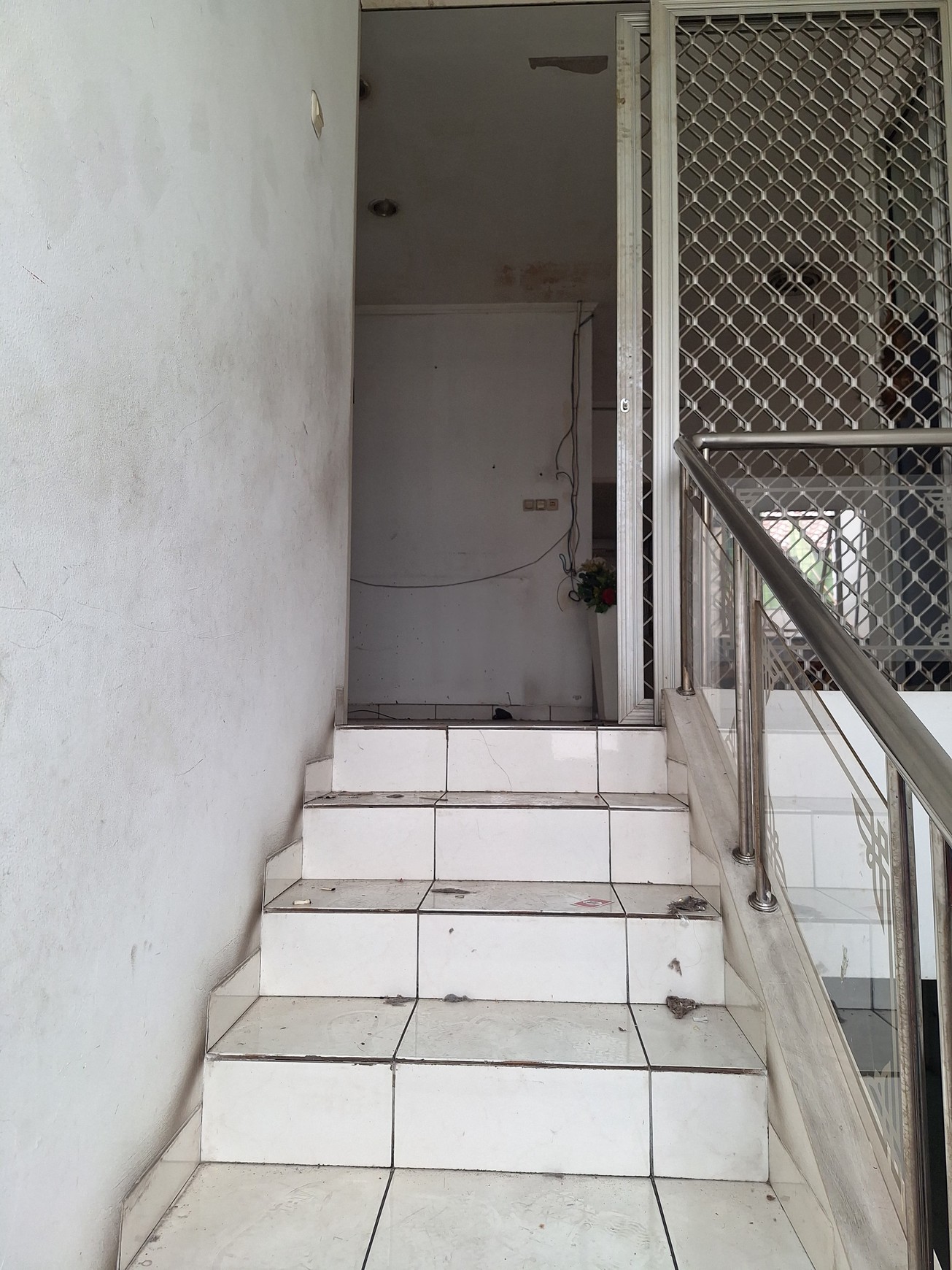 Disewakan rumah di anggrek neli murni kemanggisan