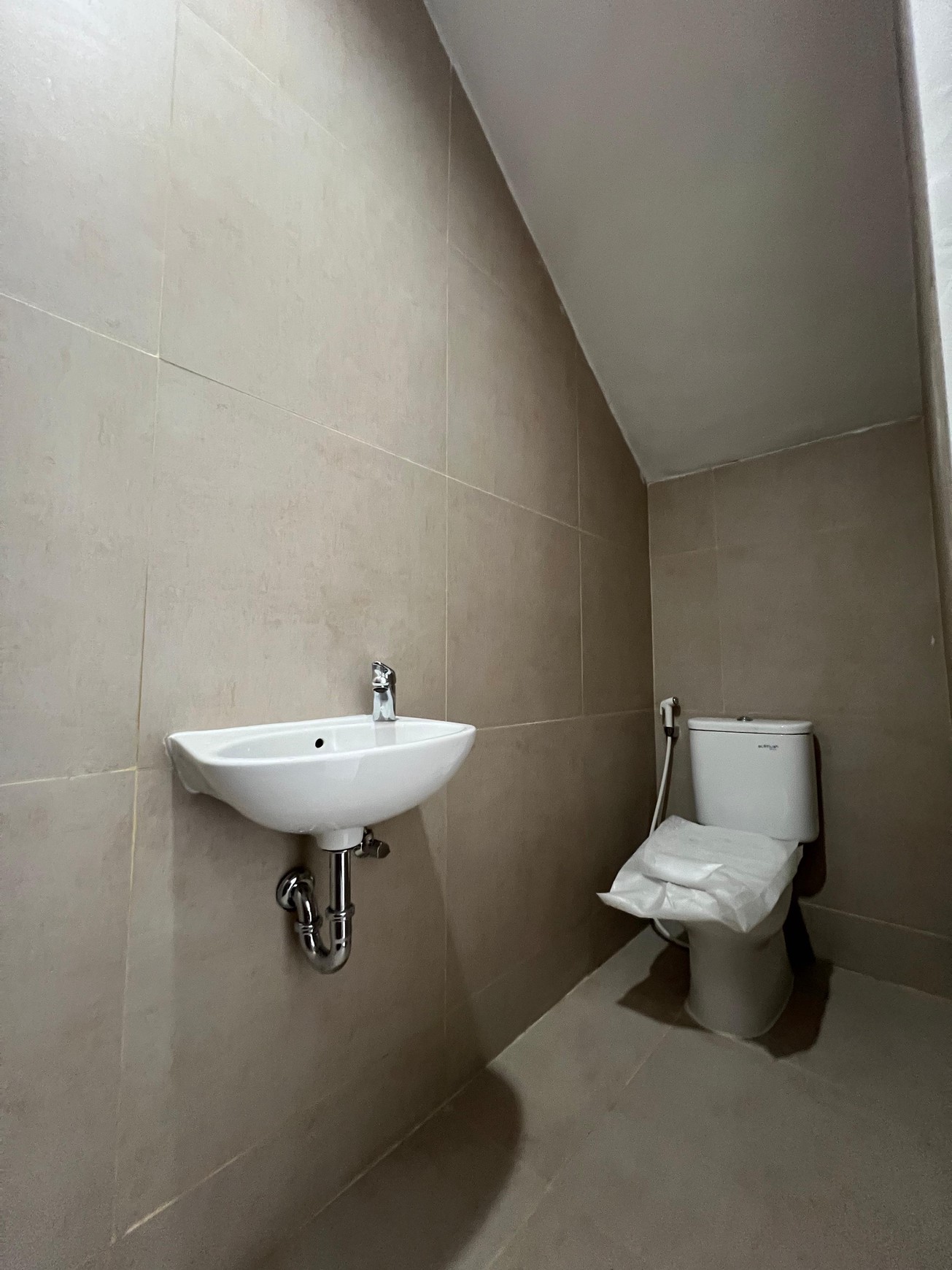 JUAL CEPAT RUMAH SIAP HUNI CLUSTER BALI RESORT TANGERANG SEPATAN