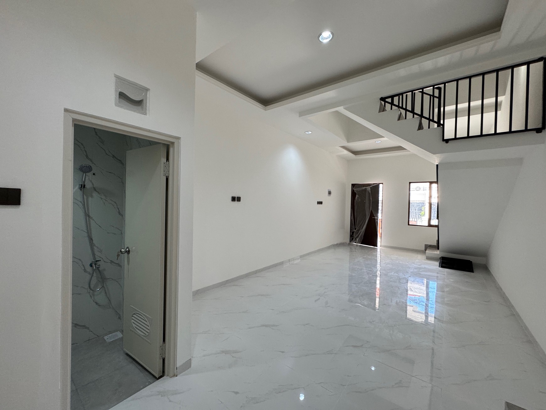 Dijual Rumah Baru dan Modern Rawa Kepa Tomang Jakarta Barat Lingkungan Aman Strategis