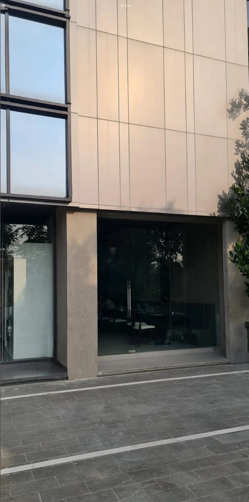 Gedung Showroom Kantor 2 Lantai di Slipi Jakarta Barat