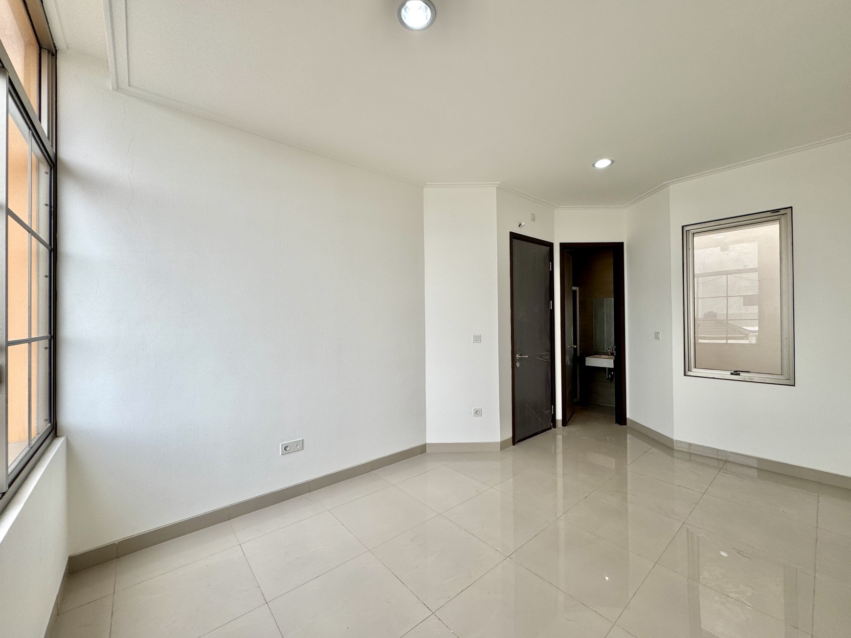 Rumah 3 Lantai Strategis di Cluster Miami PIK2